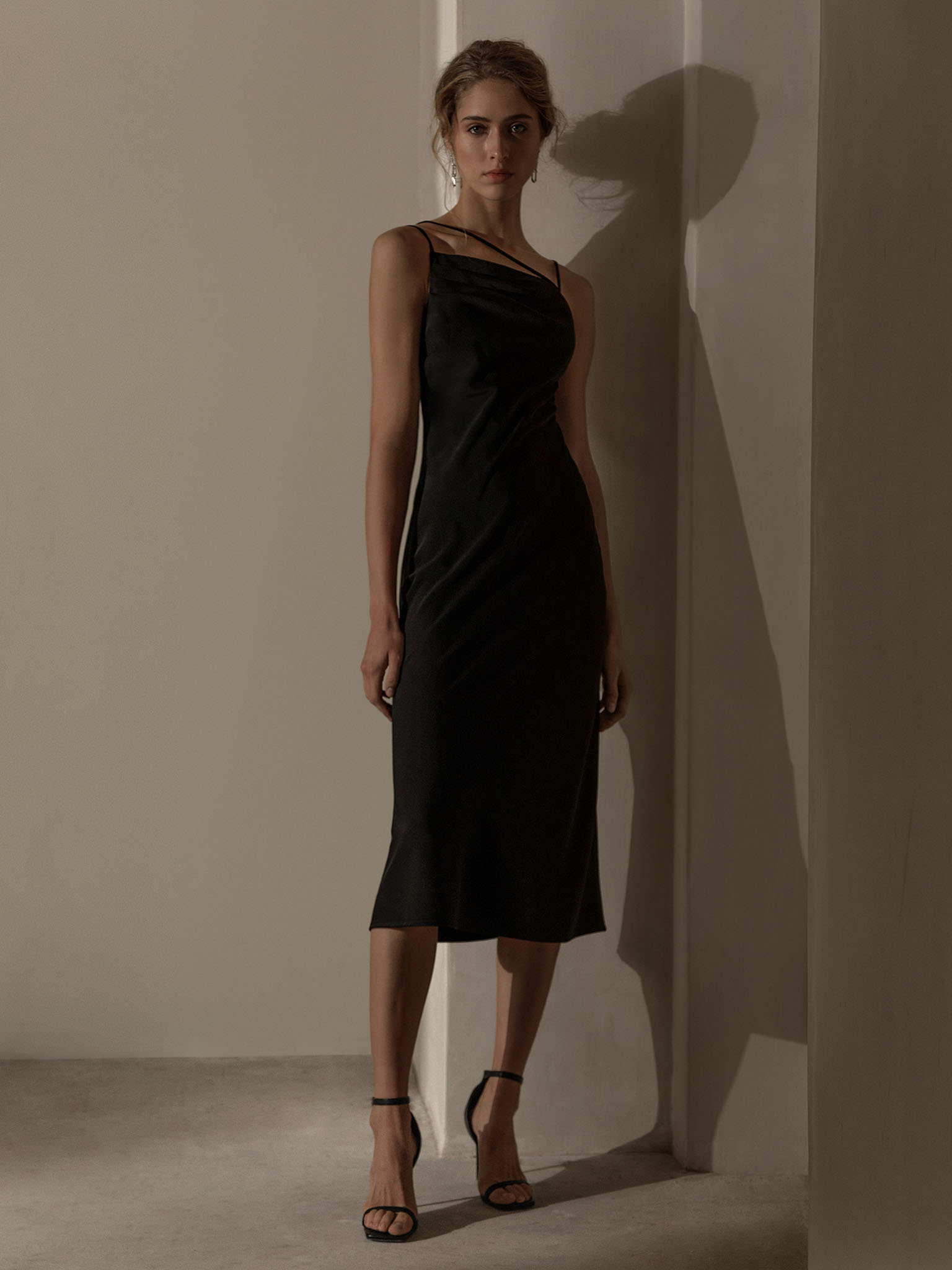 Атласное платье миди с асимметричной сборкой на груди :: LICHI - Online fashion store